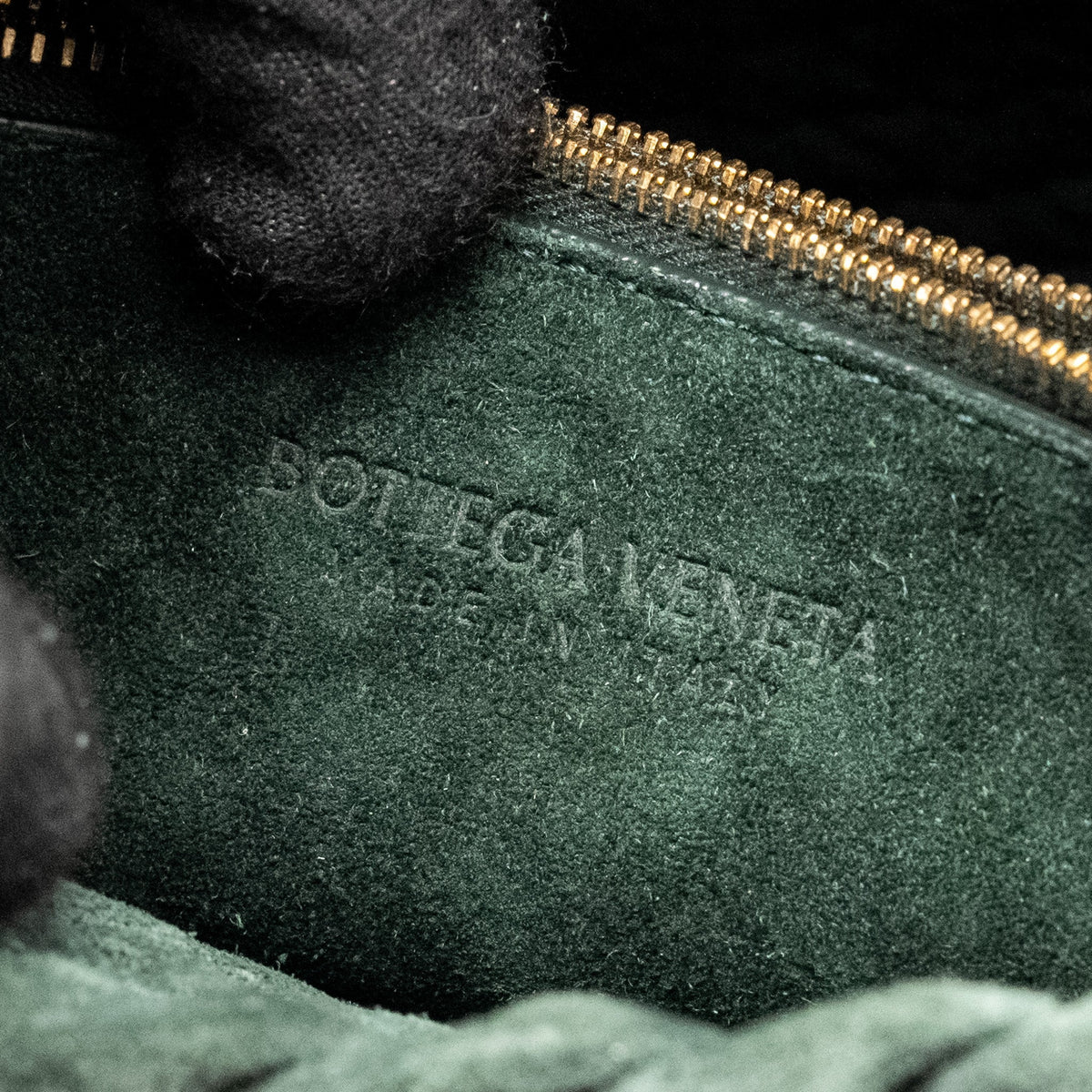 COBBLE MESSENGER BAG INTRECCIATO-WOVEN PADDED SUEDE DARK GREEN GHW